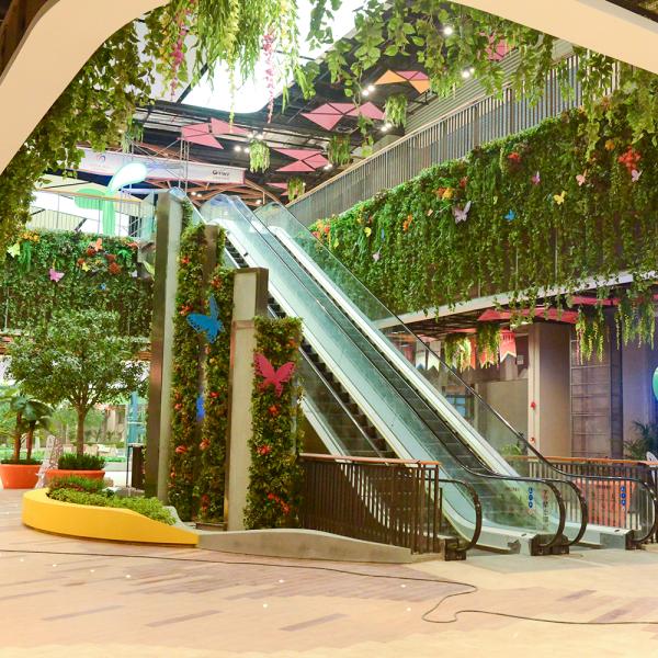 Durable Lifelike Artificial Plant Wall For Store Long Term Life Time