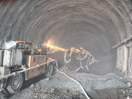 KC3017 Robotic Shotcrete Machine With Concrete Spraying Manipulator 4 - Wheel Drive