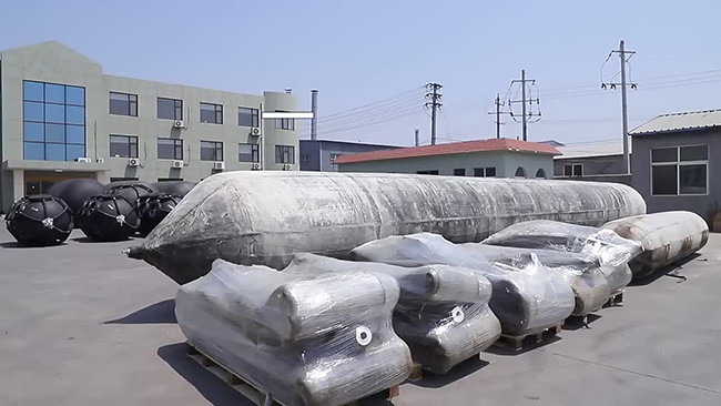 Rubber Pneumatic Air Bags , Black Cylindrical Boat Launching Airbag