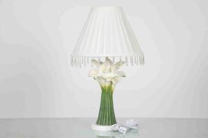 China Country Cabins Classic Home Table Lamps With Hanging Crystal Flower Shape on sale