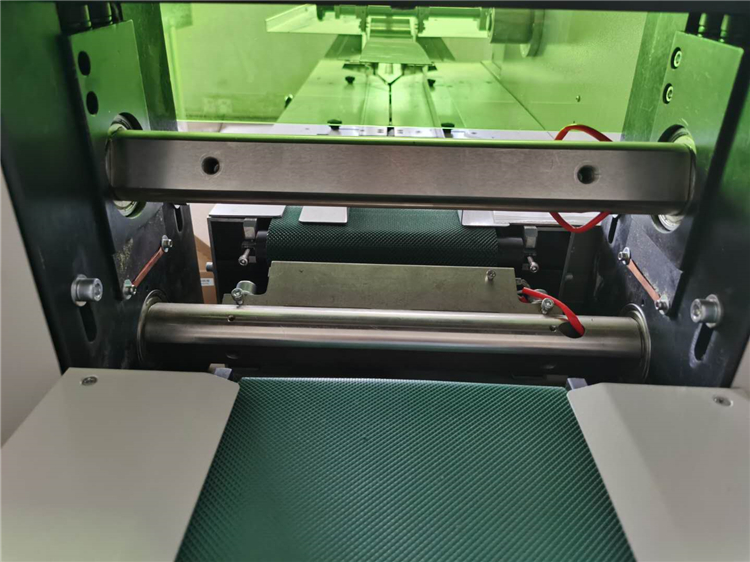 China supplier Heat seal film Automatic pack Pillow Wrapping Machine mask sealing pouch packing machine