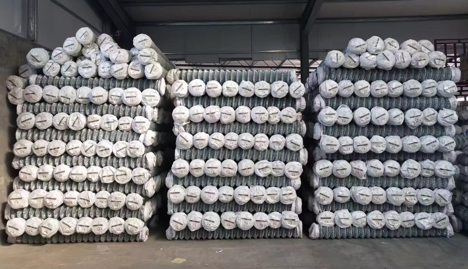Chain Link Wire Mesh Fence / Wire Mesh Chain Link Fence Aluminum Alloy Wire PVC Coated Square Holes