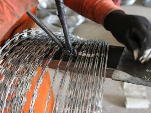 China High Security Razor Fence Galvanised barb wire 450mm diameter Coil ₦ 6300 for Building on sale