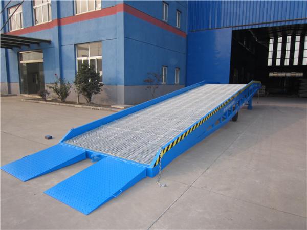 Quality Adjustable Loading Dock Ramp Mobile Loading Ramp With Manual Hydraulic Pump for sale