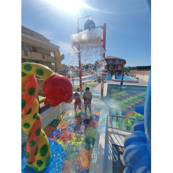 Fiberglass Water Splash Pad 5m Height Water Park Bucket Dump Cluster For Spray Zone