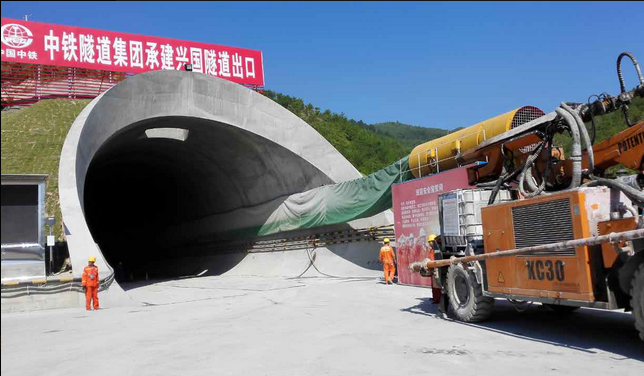 KC3017 Robotic Shotcrete Machine With Concrete Spraying Manipulator 4 - Wheel Drive