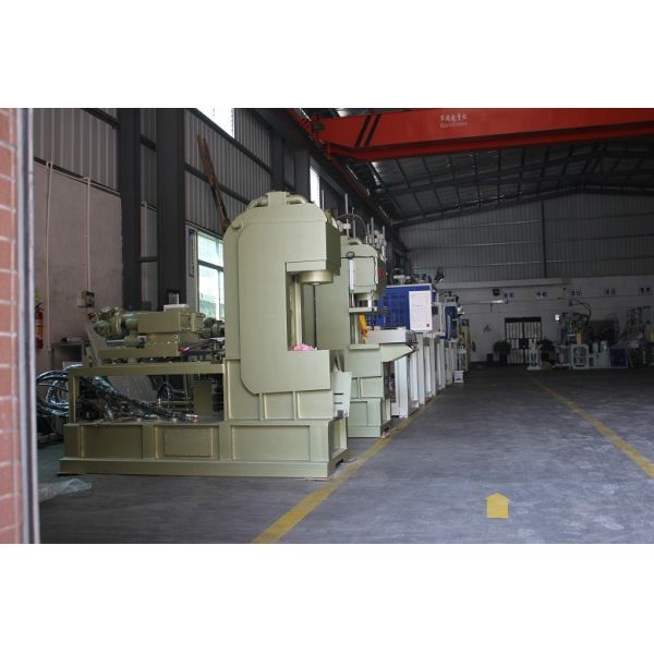 Hydraulic Double Slide Injection Molding Machine 85T 267 Cm3 Theoretical Shot Volume