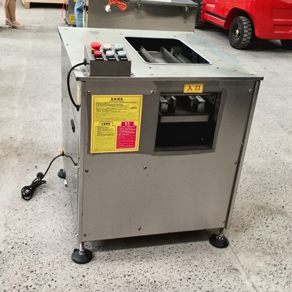 Fully automatic fish killing machine automatic descaling and belly opening integrated machine