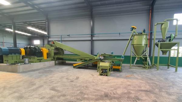 Quality Semi Automatic Waste Tire Recycling Line Processes Tires Into 0-200 Mesh Rubber Powder for sale