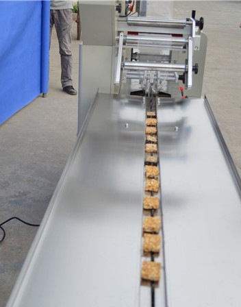 30-220 bags/min Pillow Bag Packaging Machine Photoelectric Eye Tracking 220V 2.7kw