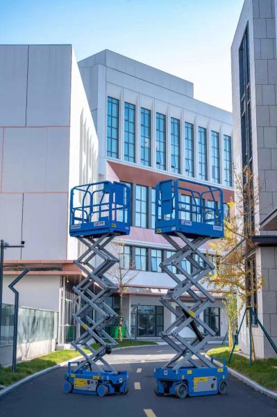 Quality Reliable Versatile Hydraulic Lifting Platform 2.2kw Mobile Aerial Work Platform for sale