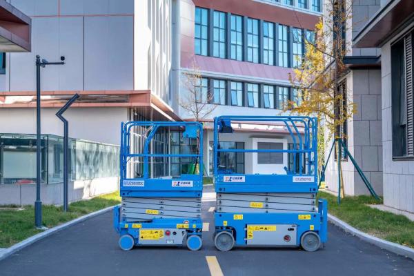 Quality Portable Mobile Hydraulic Scissor Lifting Platform 7.8m To 13.8m Working Height for sale