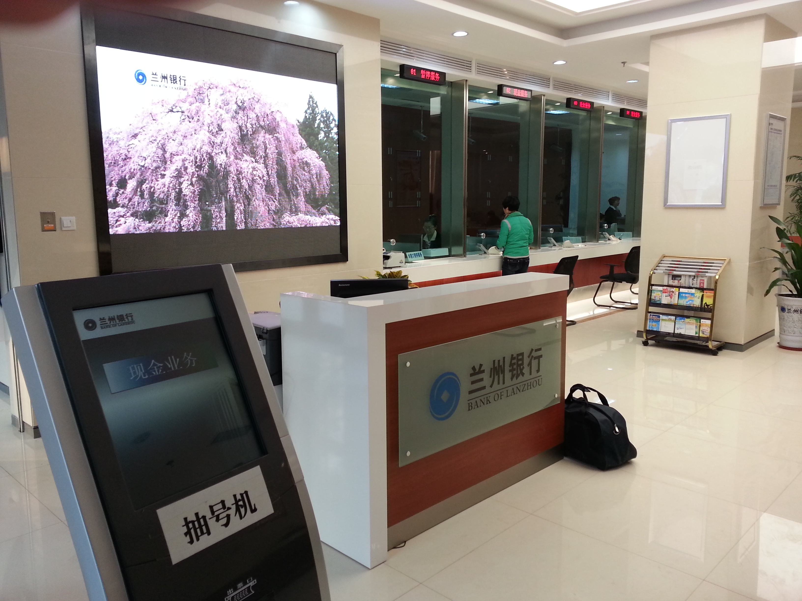 Token Number Central LCD displays with Advertising Video for Queue Management System