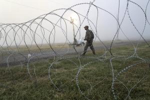 Roll Type Razor Barbed Wire Fence Fixed With Clips Single Or Cross Coil