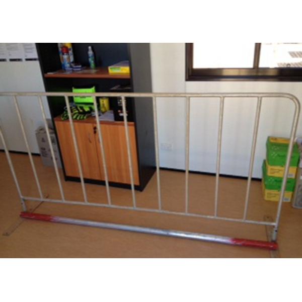 Hot Dipped Galvanized Crowd Control Barriers Silver Color With Bridge Type Foot