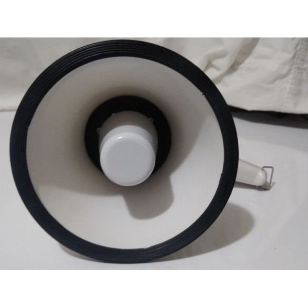 70Hz Compact Battery Operated Bullhorn Adjustable Strap 0.8kg