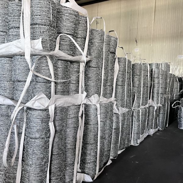 Factory Hot Dipped Galvanized Barbed Wire For Mesh Security Fencing 12.5 Gauge 18 Gauge PVC Coated Iron Barbed Wire