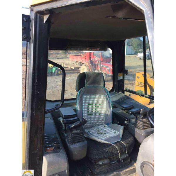 From working site 6-way bulldozer Cat D5K with excellent performance