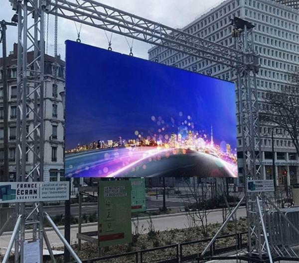 Resolution RGB LED Display LED Technology for -12/50 Operating Temperature and