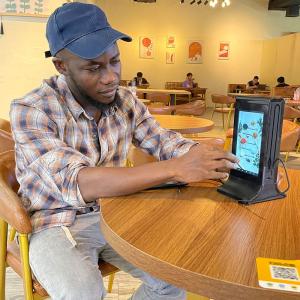 China Android Indoor LCD Advertising Display Smart Touch Screen Table for Coffee / House / Hotel on sale