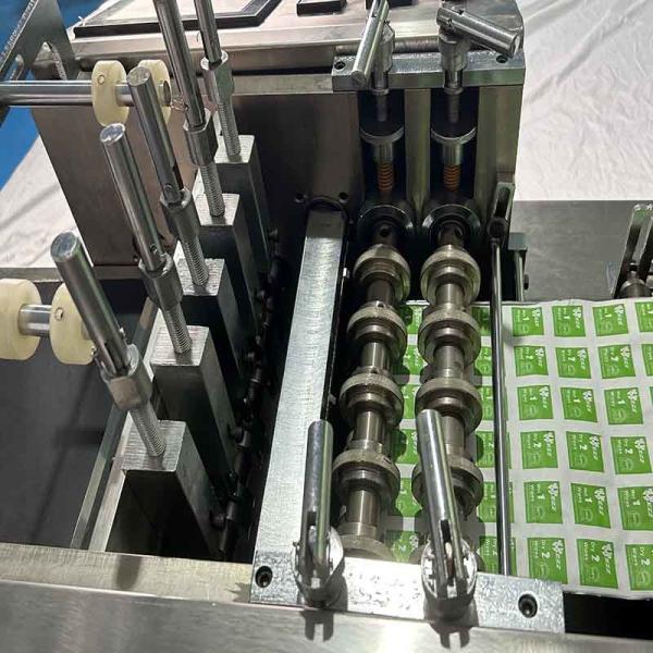 High Productivity Four Side Seal Packing Machine For Adhesion Promoter Small Bag Pack