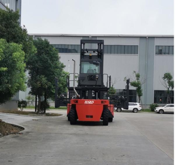 Quality Cummins QSB6.7 Engine Flexible 20ft 40ft Empty Container Handler For Stacking 3 Layers for sale