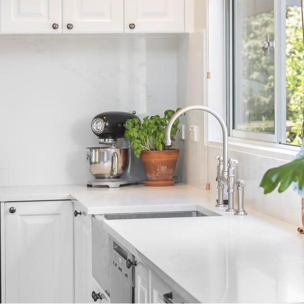 Modular White Prefabricated Kitchen Cabinet Raised Panel Solid Wood