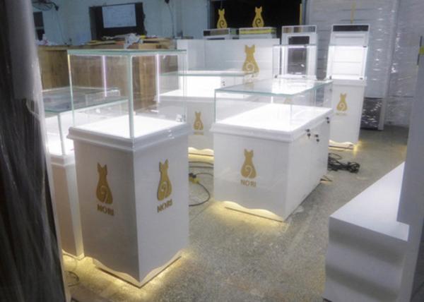 Quality Retail Shop Museum Display Cases High Glossy White Color 12V Output Power for sale