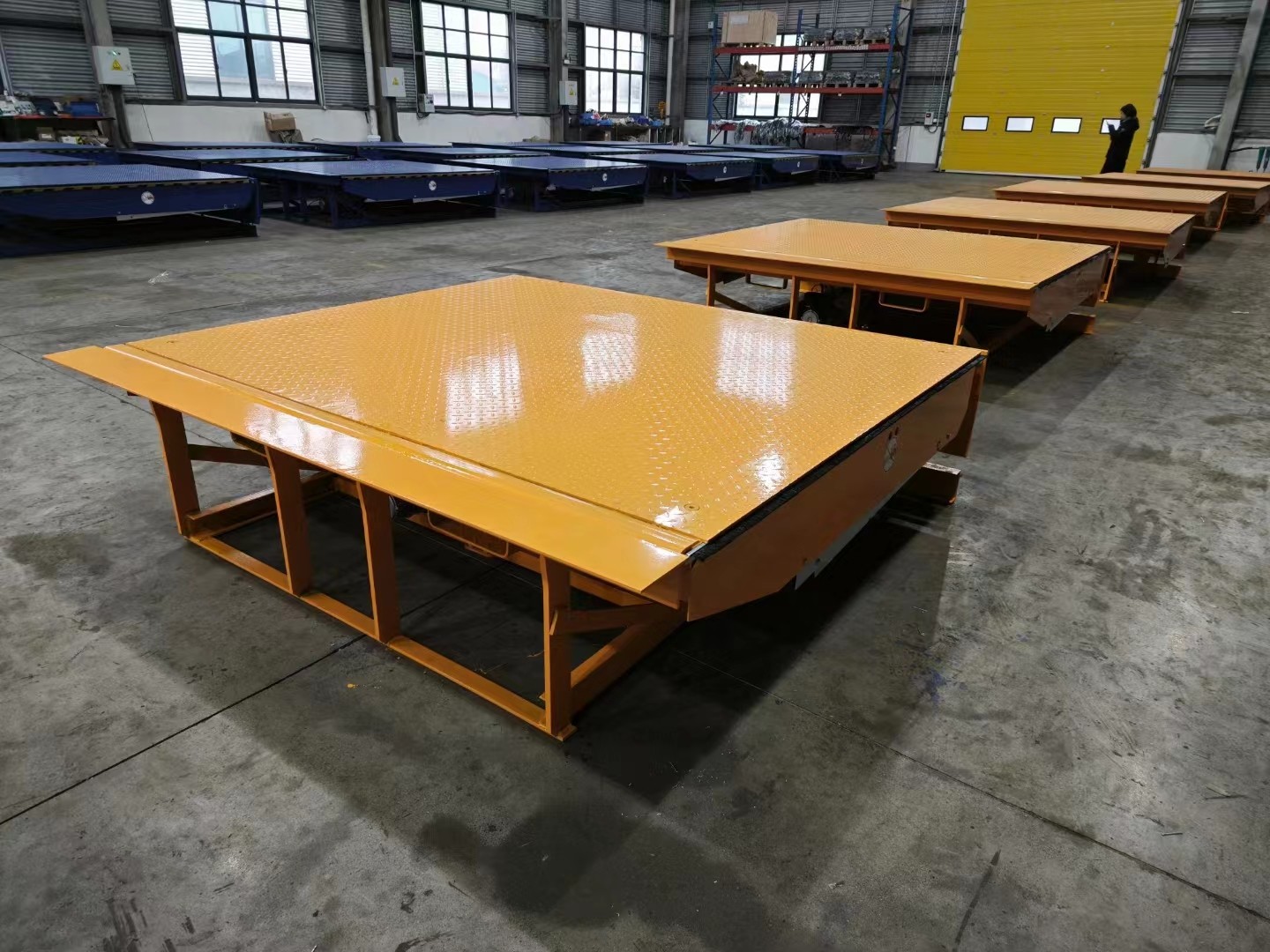 Dock levellers for warehouse loading bay or Hydraulic loading dock levelers