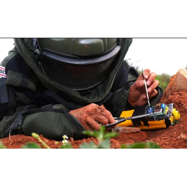 Intelligent Eod Portable Bomb Jamming System 20-6000MHz Signal Jammer +Built-in Antennas +Battery