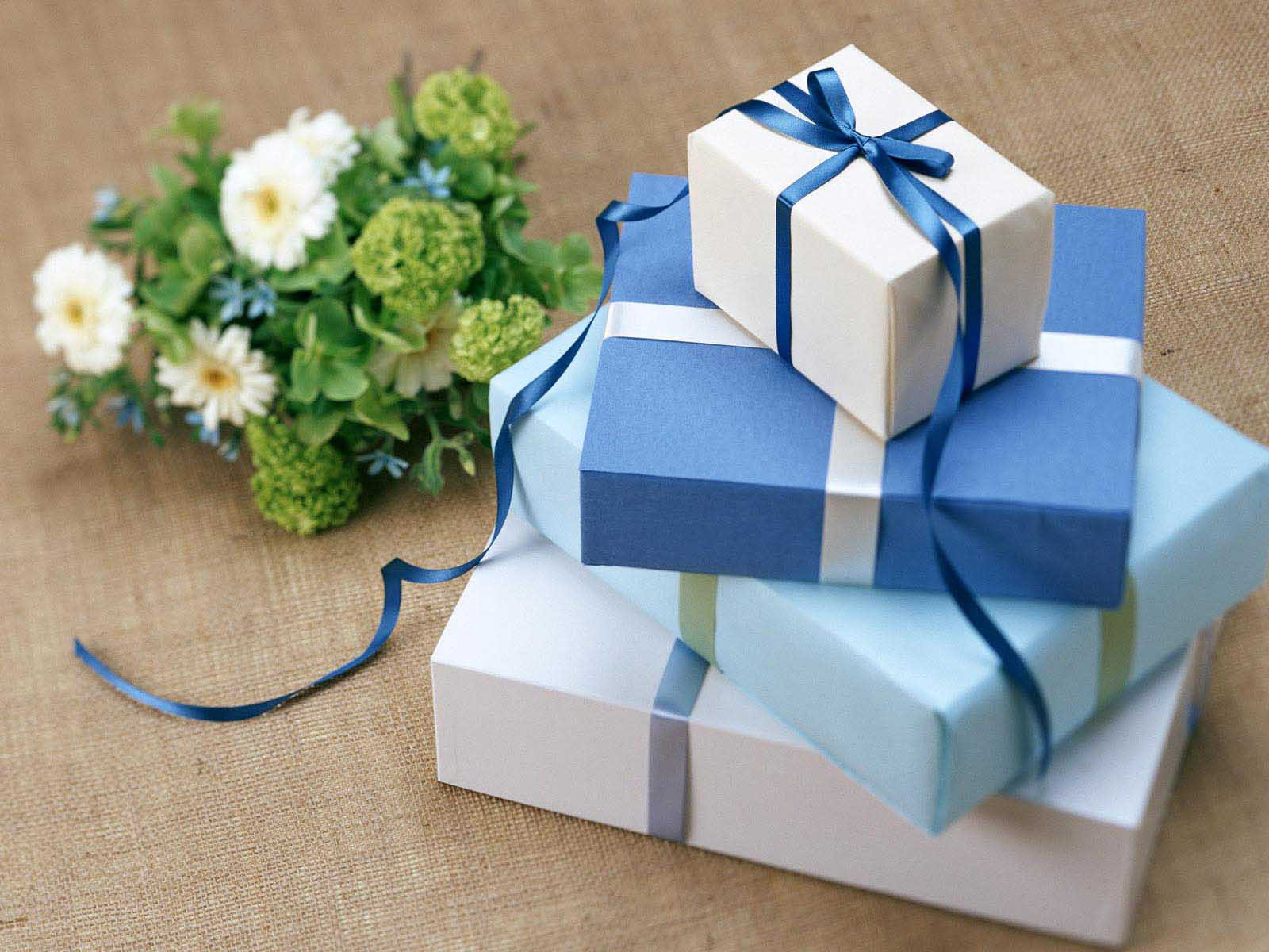 China Cuboid Custom Gift Paper Boxes Gravure Printing With Silk Ribbon on sale