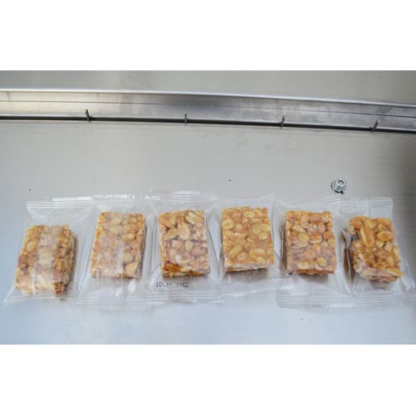 Electric Driven Pillow Bag Packaging Machine With Double Frequency Converter Controller