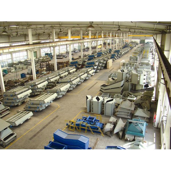 Low Noise Vibrating Screen Machine 10-500T/H Little Floor Space High Reliability