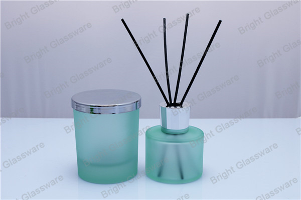 Eco-friendly spray color reed diffuser bottle with gold lid and reed sticks