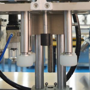 Small cost semi-auto pneumatic tabletop plastic water bottle screw capping