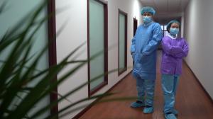 PP Disposable Lab Coat Nonwoven Single Layer Knitted or Elastic Collar and Cuffs Front Button Fly Closure One Pocket