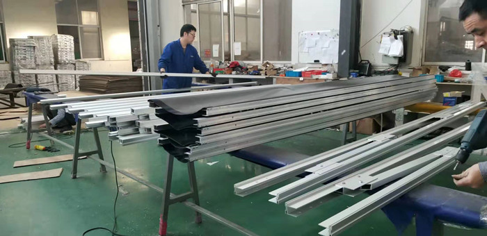 Low Maintenance Loading Dock Seals Aluminum frame Unloading Area 3400mm Width