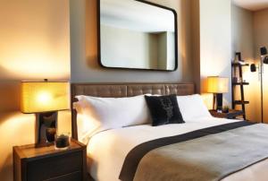 China Modern Luxury Hotel Bedroom Furniture No Folded Custom Made on sale