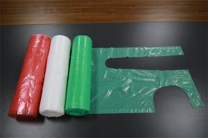 Colorful Disposable PE Aprons On Roll Packing , Plastic Cooking Aprons Light Weight