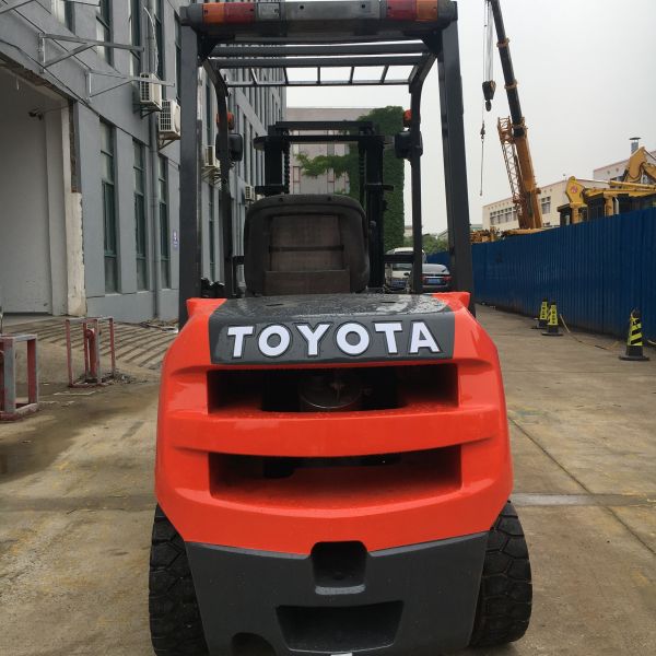 Used TCM 3-ton diesel forklift operational view