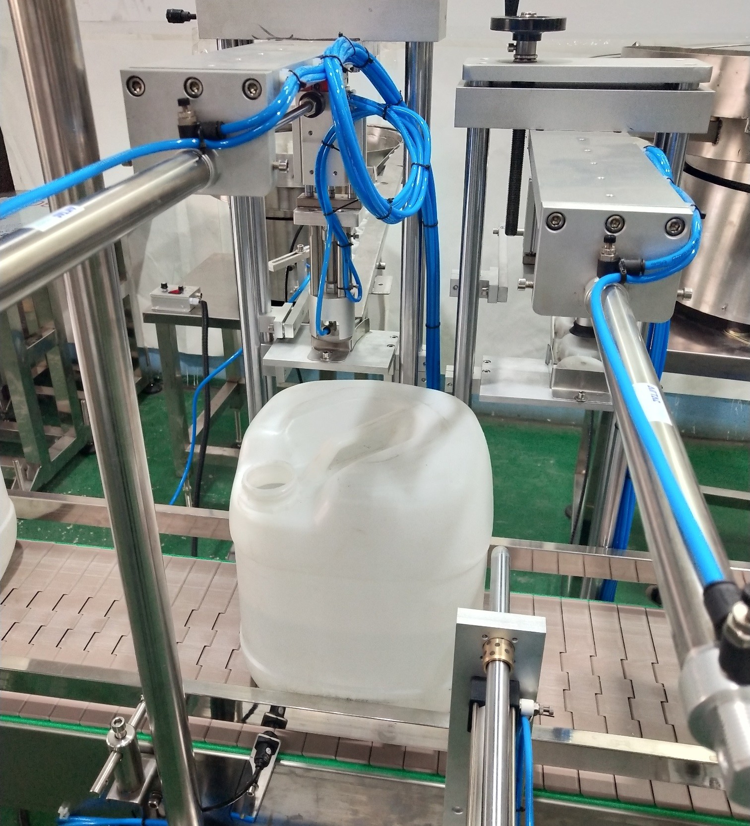 ODM Automatic Capping Machine For 25L Syrup Sugar Barrel Rinsing Filling