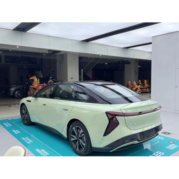 2024 Hongqi EH7 Pure Electric Vehicle with Maximum Torque of 450 Nm and Energy Efficiency by FAW Cars