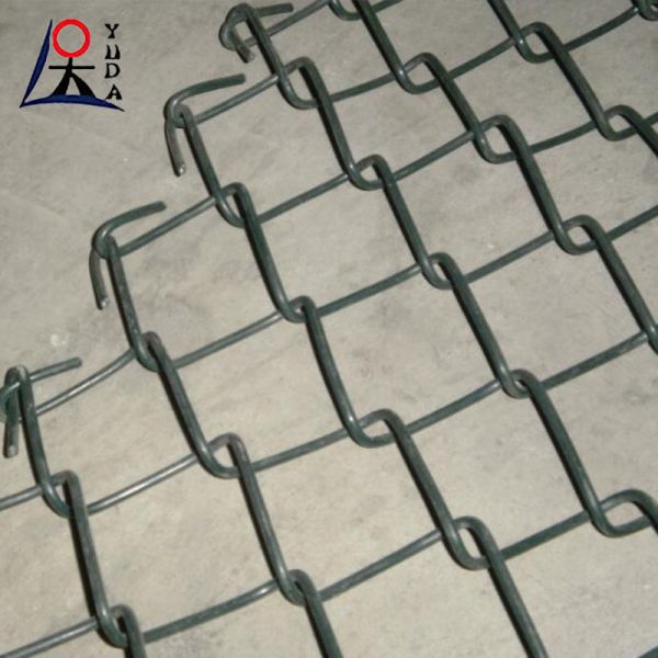 Galvanized Cyclone Wire Chain Link Iron Wire Mesh Roll Privacy Metal Fence
