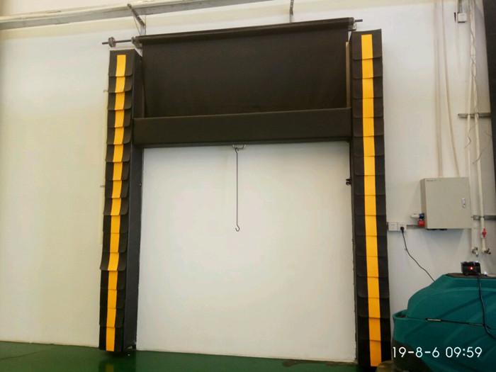 Vehicle Loading Dock Seal That For Rain Protection With Yellow Warning Strip Size 3400*3600mm