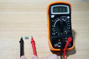 CE Digital Volt Ohm Meter Capacitance Frequency Diode Transistor Audible Continuity