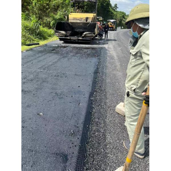 100-100KN/M Bitumen Coated Fiberglass Geogrid Asphalt Pavement Reinforcement Geogrid