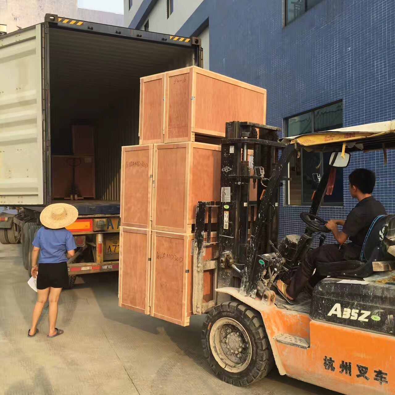 MD-40KG Air Cooled Chiller Suspended Ceiling Type 21KW Pipeline Dehumidifier / Refrigerator