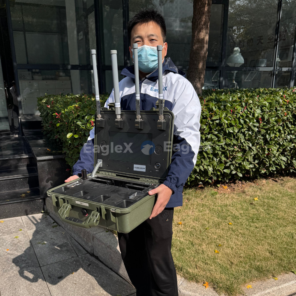 8-10KM FPV UAV Drone Detection Range Handheld Drone Detector With Real-Time Pilot Positioning