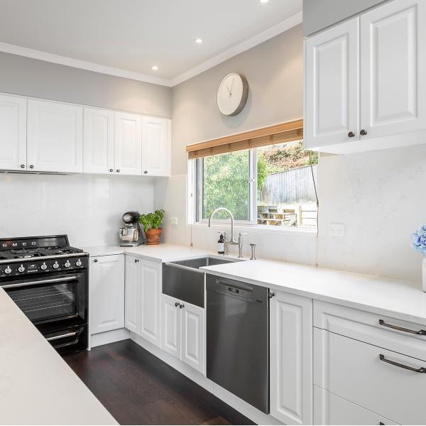 Modular White Prefabricated Kitchen Cabinet Raised Panel Solid Wood