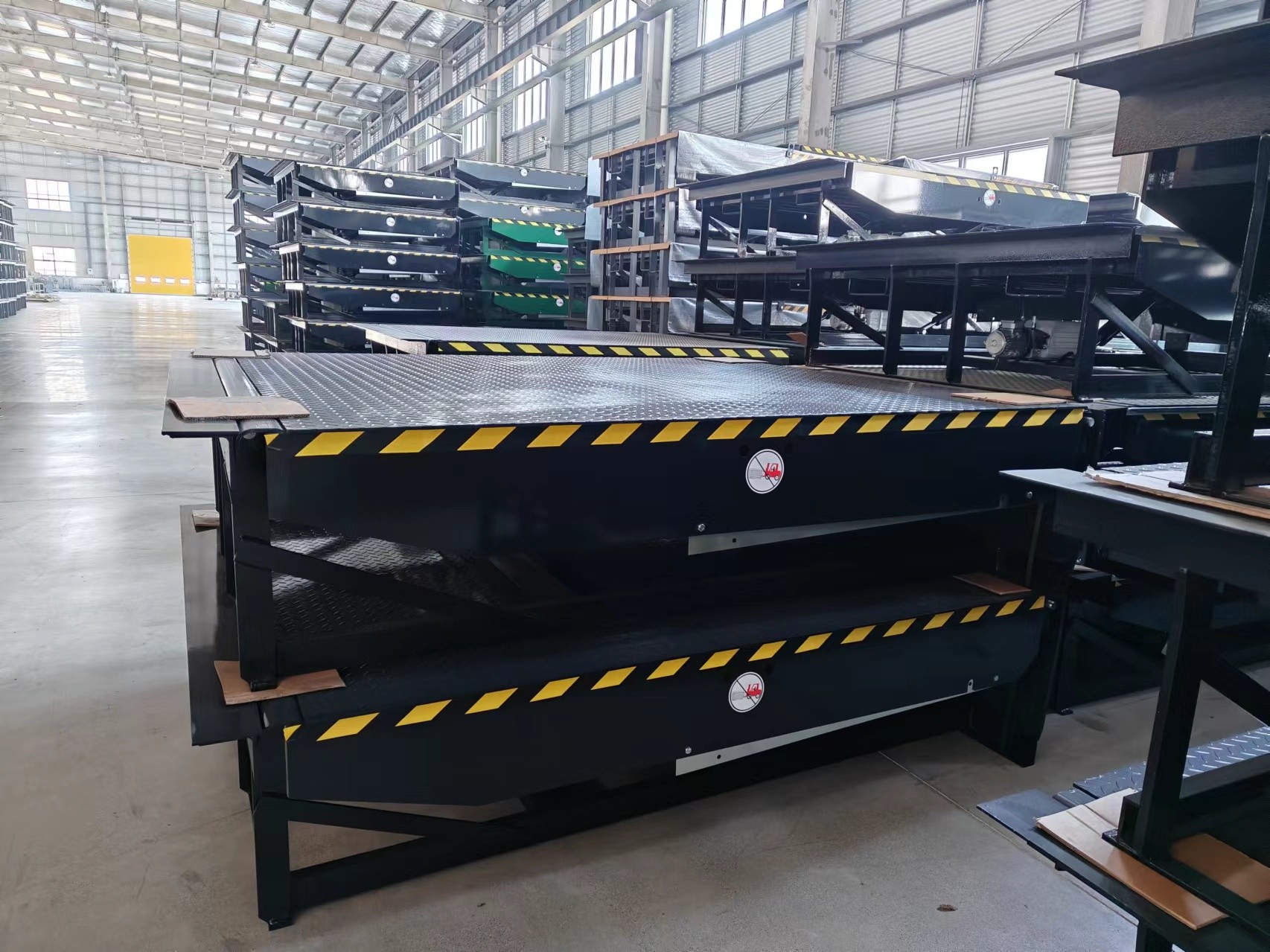 Dock levellers for warehouse loading bay or Hydraulic loading dock levelers